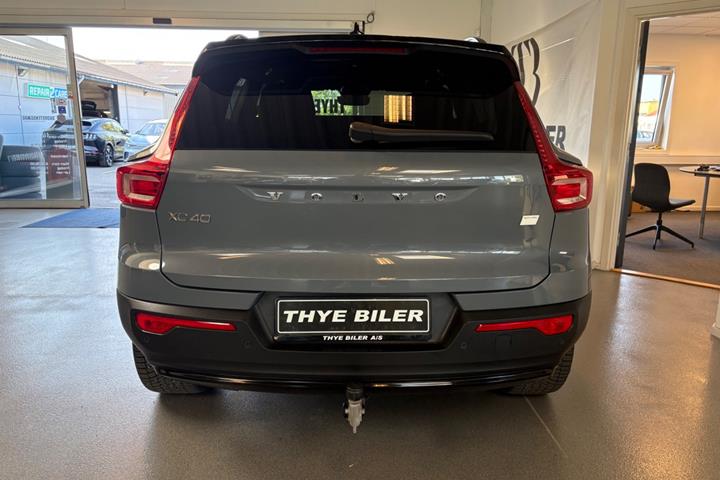 Grå Volvo XC40 fra 2023