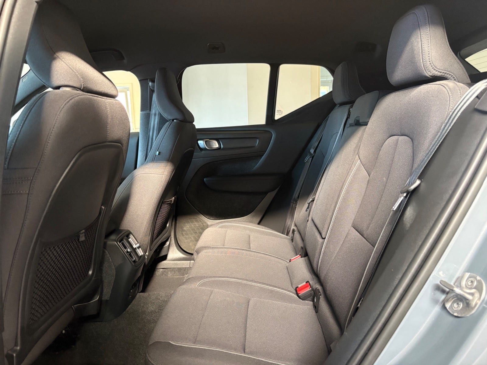 Grå Volvo XC40 fra 2023
