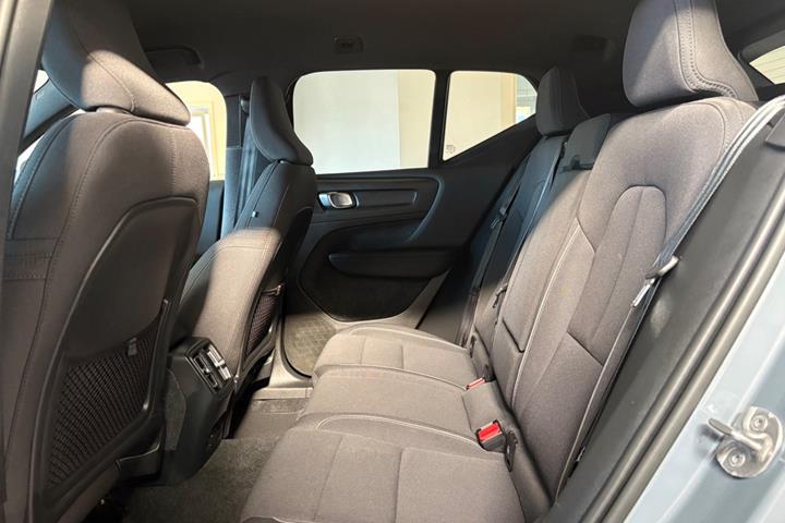 Grå Volvo XC40 fra 2023