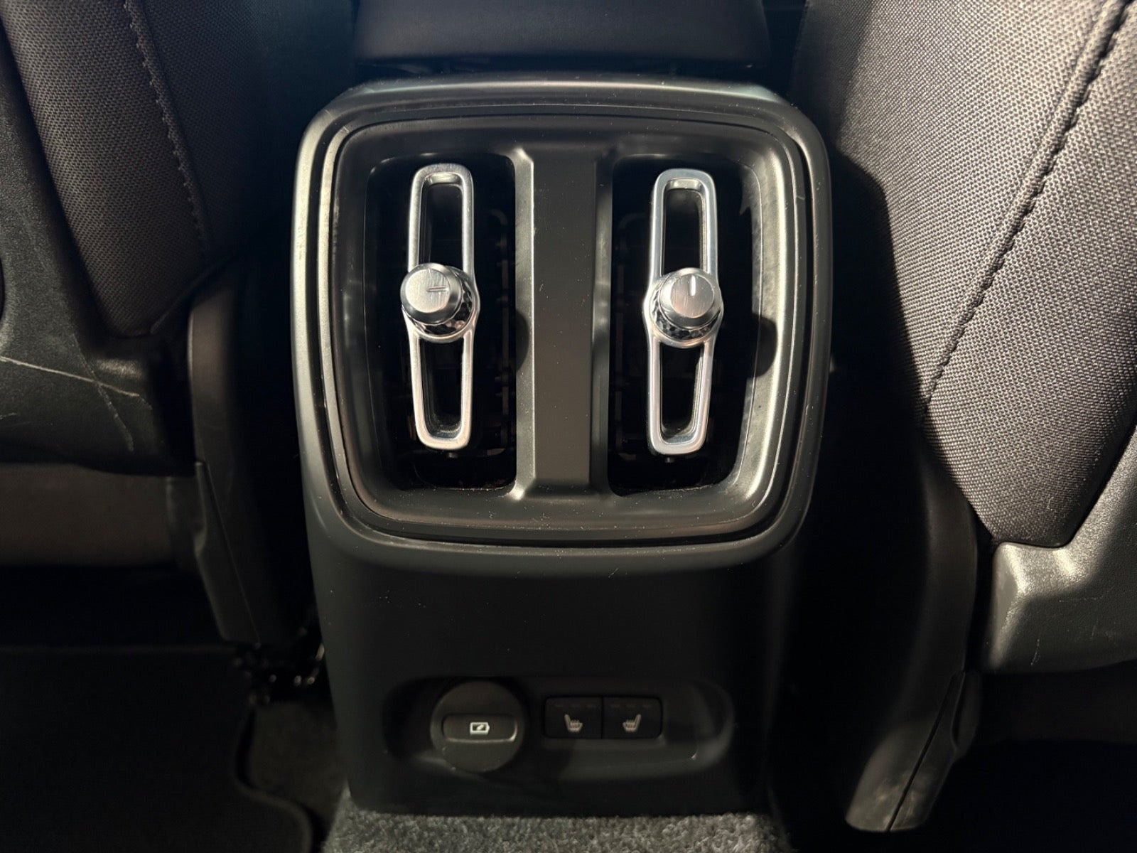 Grå Volvo XC40 fra 2023