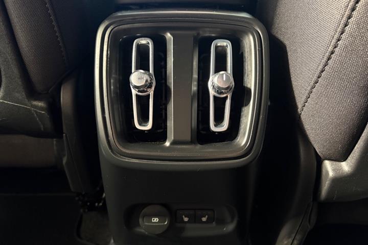 Grå Volvo XC40 fra 2023