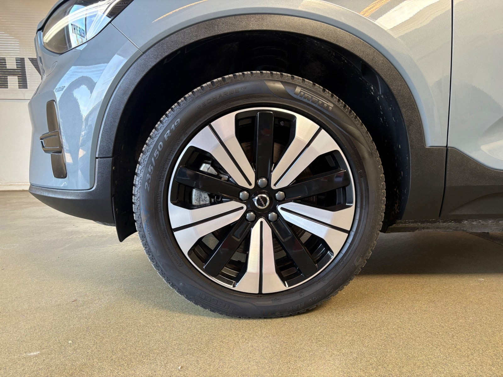 Grå Volvo XC40 fra 2023