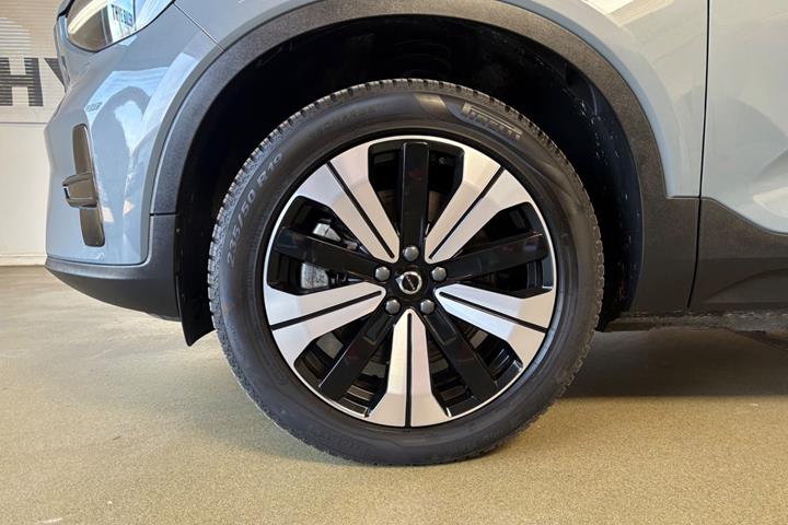Grå Volvo XC40 fra 2023