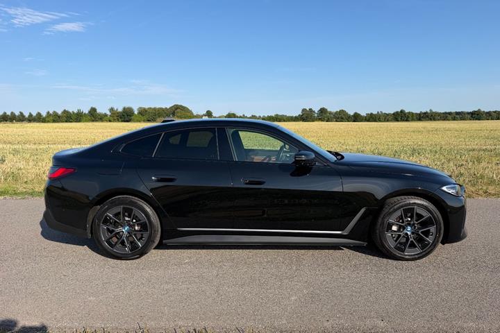 Sort BMW i4 fra 2023
