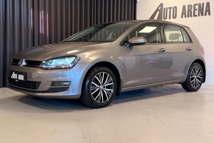 Grå VW Golf VII fra 2017