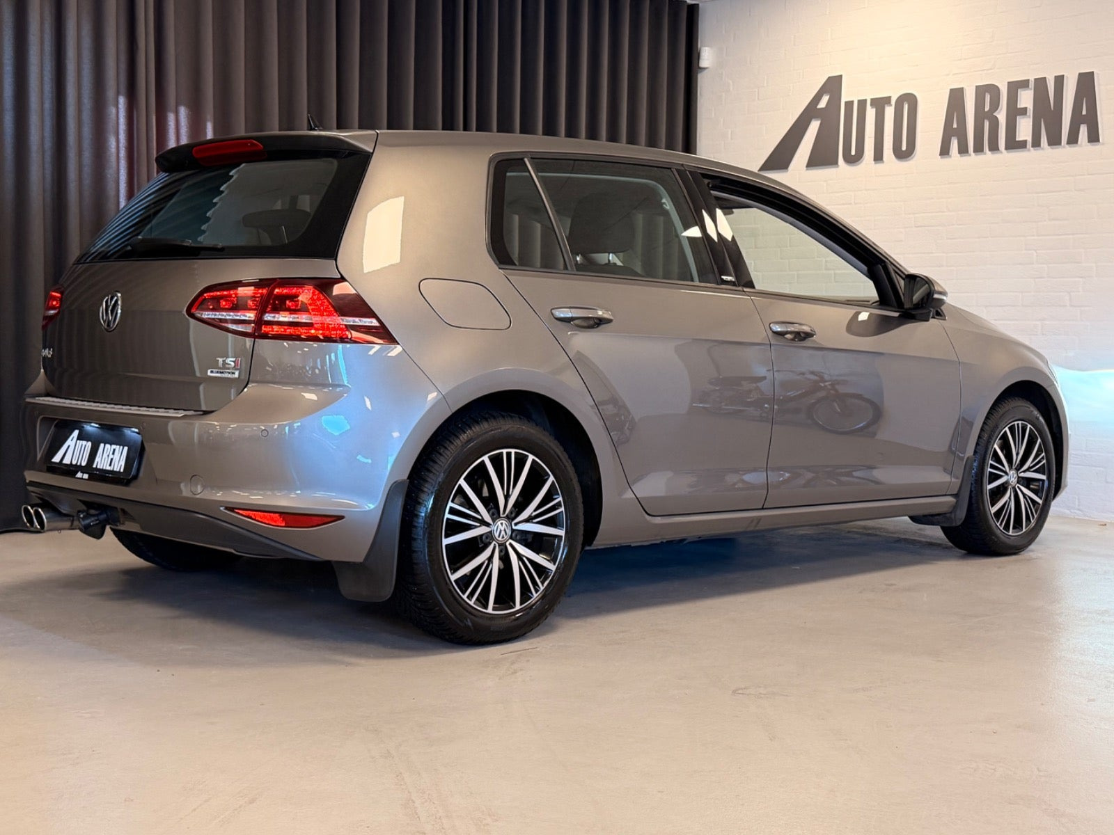 Grå VW Golf VII fra 2017