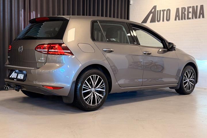 Grå VW Golf VII fra 2017