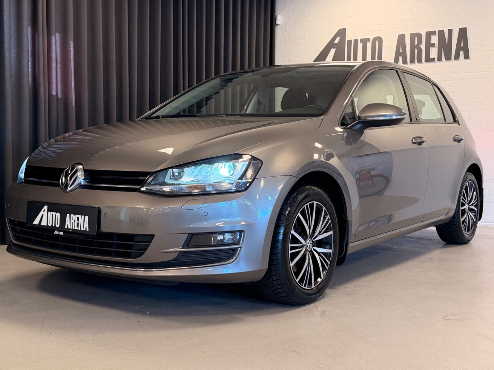 Grå VW Golf VII fra 2017