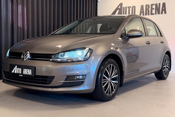 Grå VW Golf VII fra 2017