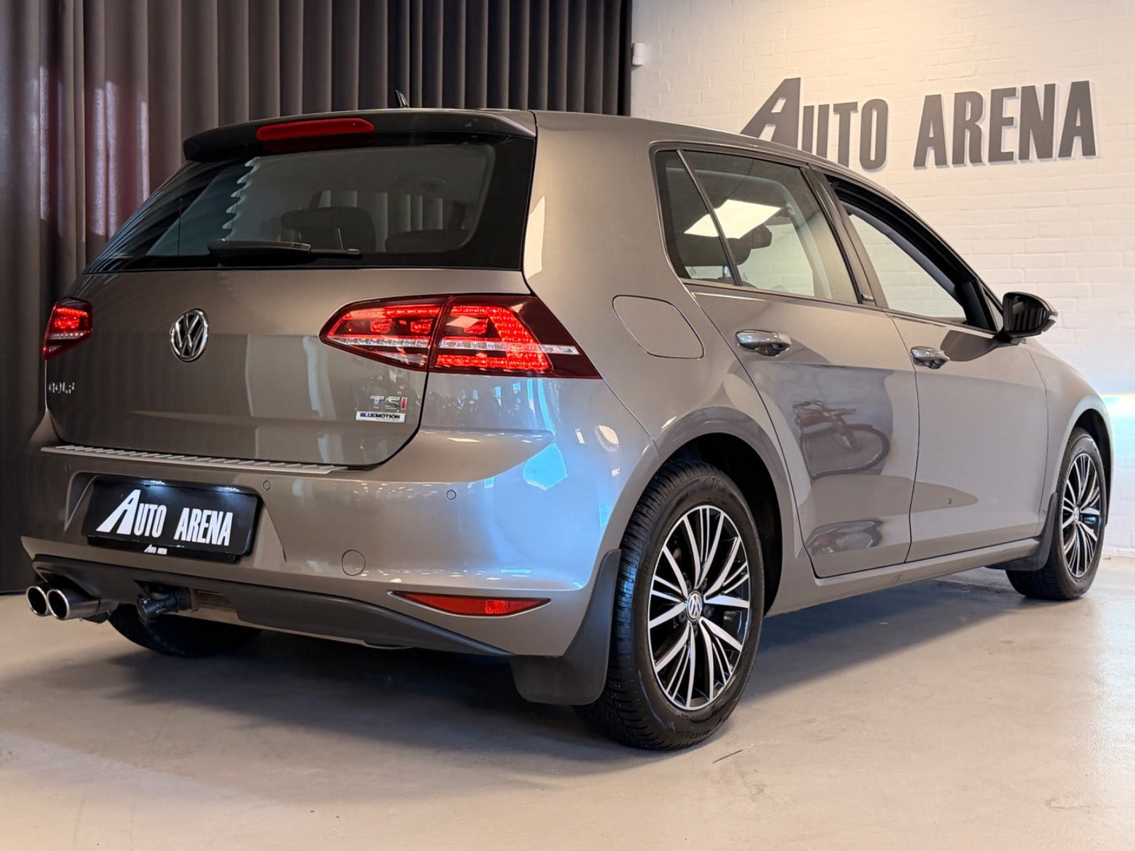 Grå VW Golf VII fra 2017