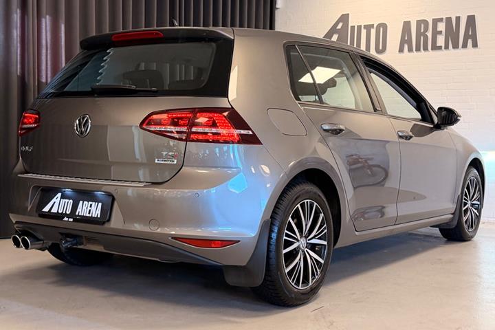 Grå VW Golf VII fra 2017