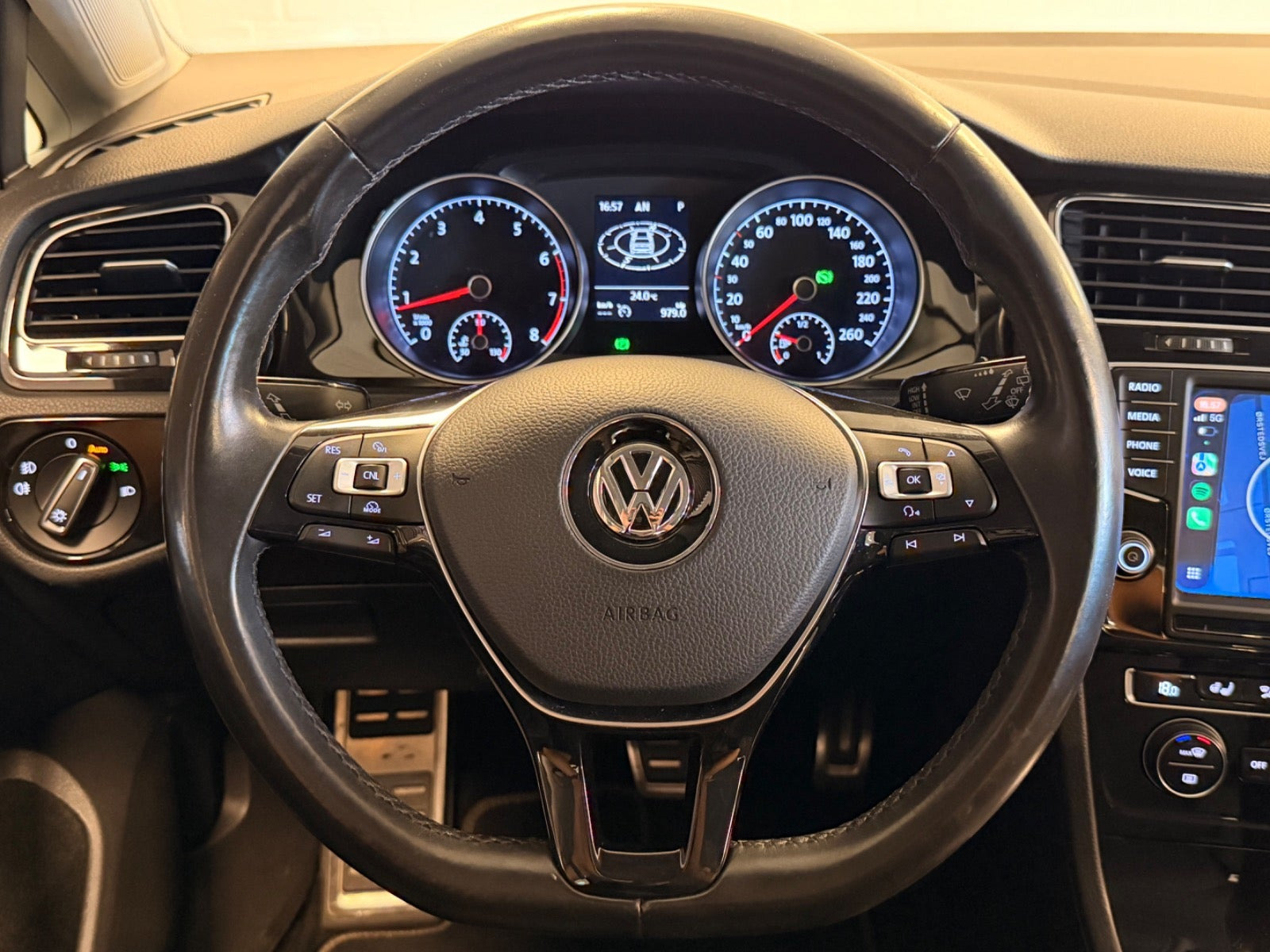 Grå VW Golf VII fra 2017