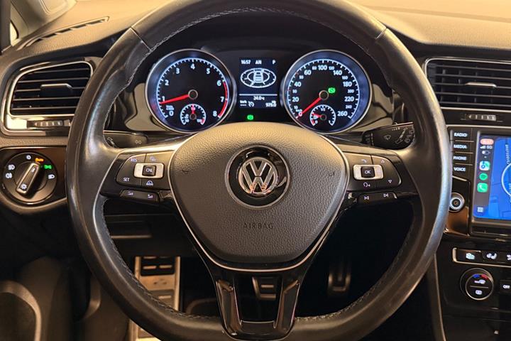 Grå VW Golf VII fra 2017