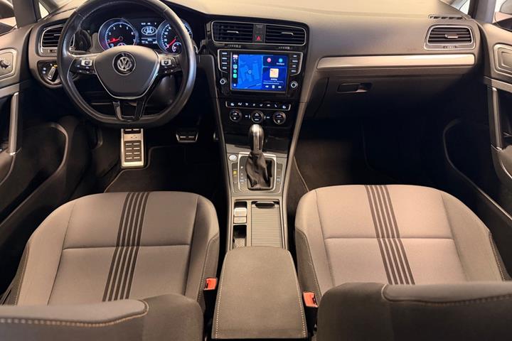 Grå VW Golf VII fra 2017
