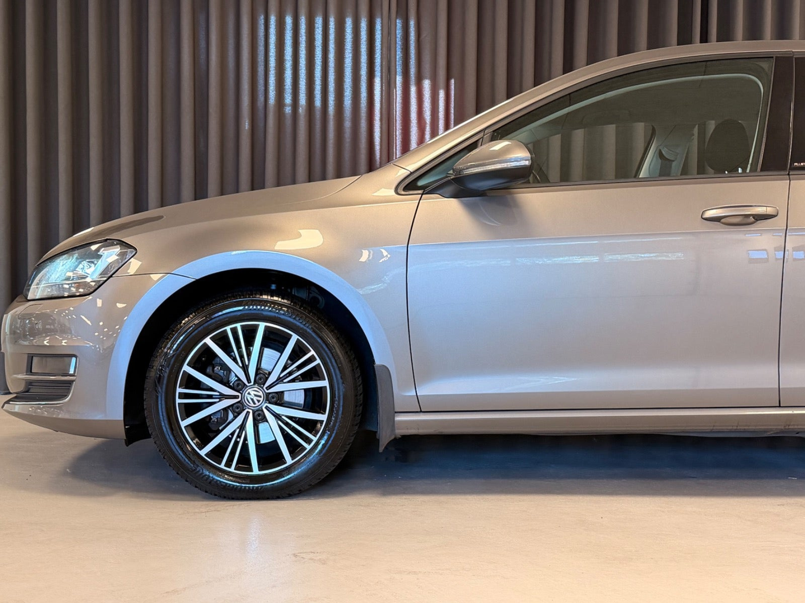 Grå VW Golf VII fra 2017