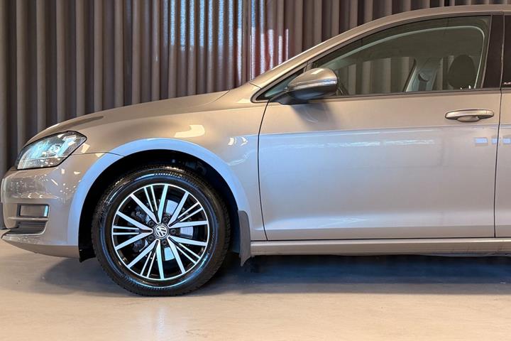 Grå VW Golf VII fra 2017