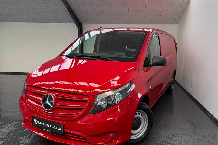 Rød Mercedes Vito 114 fra 2022