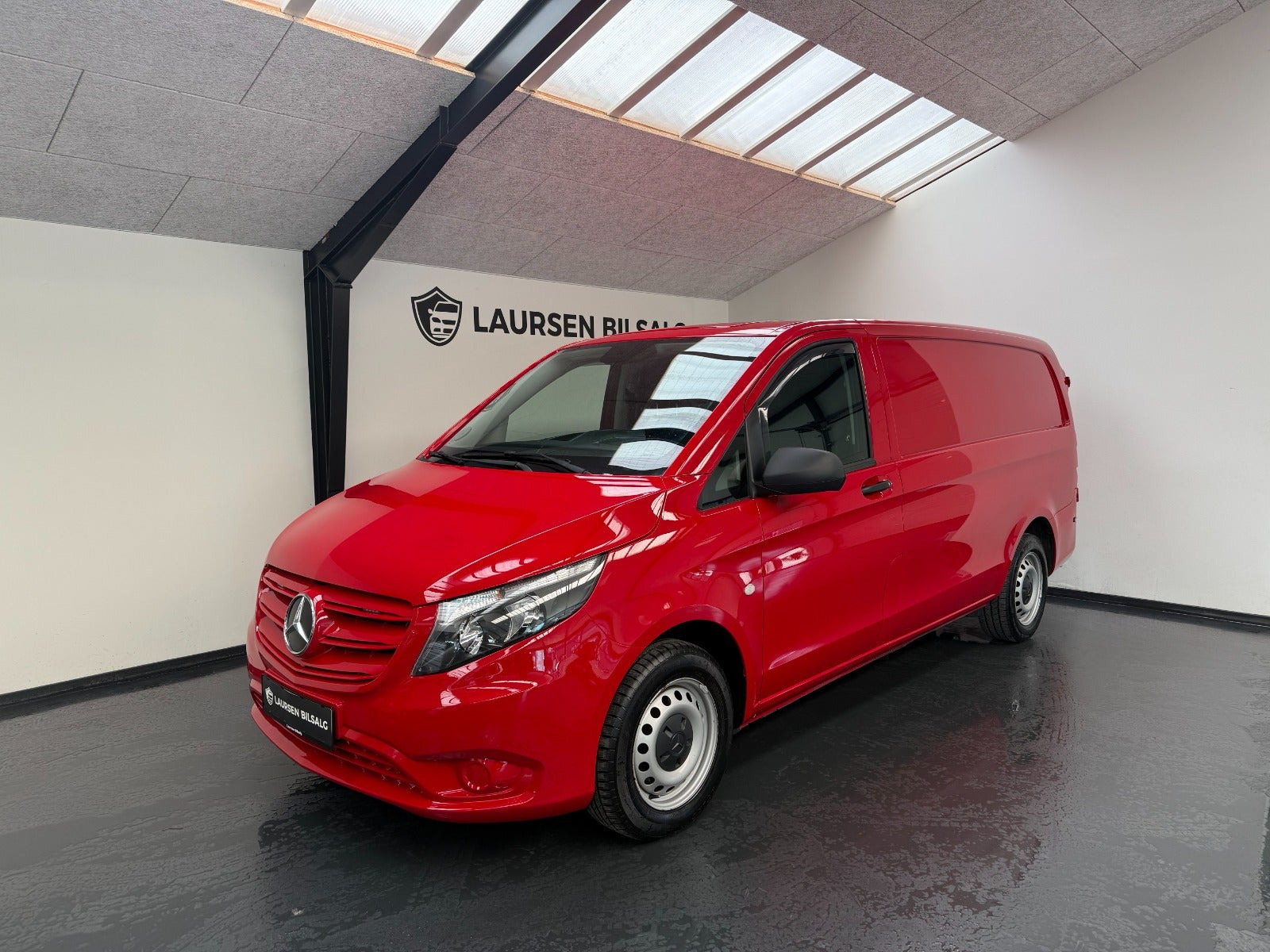 Rød Mercedes Vito 114 fra 2022