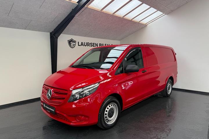 Rød Mercedes Vito 114 fra 2022