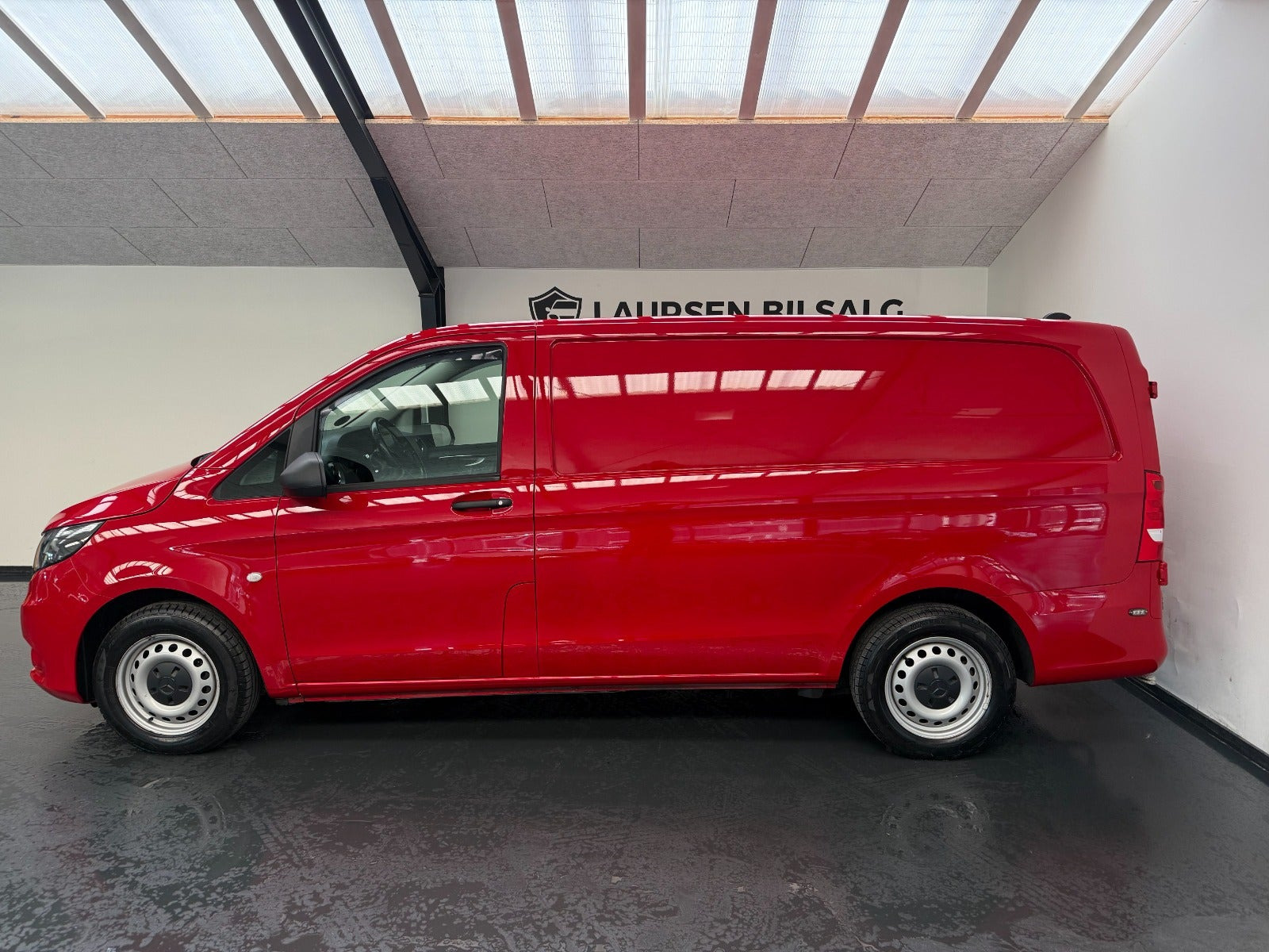 Rød Mercedes Vito 114 fra 2022