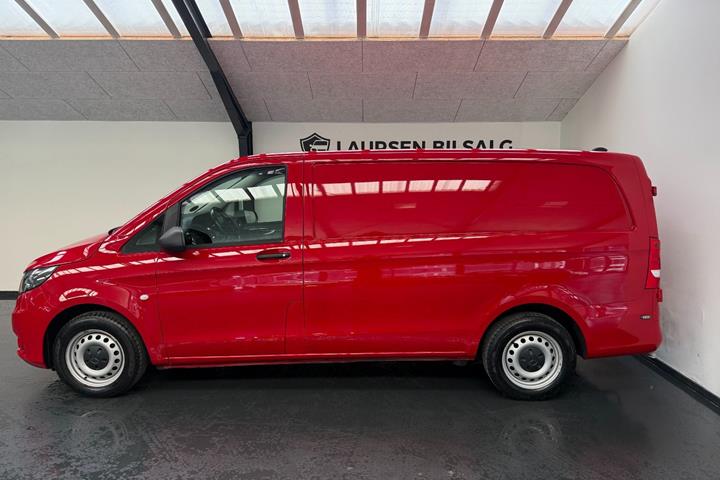 Rød Mercedes Vito 114 fra 2022