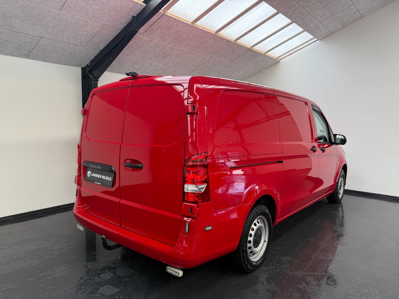 Rød Mercedes Vito 114 fra 2022