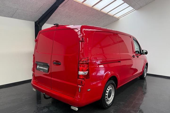 Rød Mercedes Vito 114 fra 2022