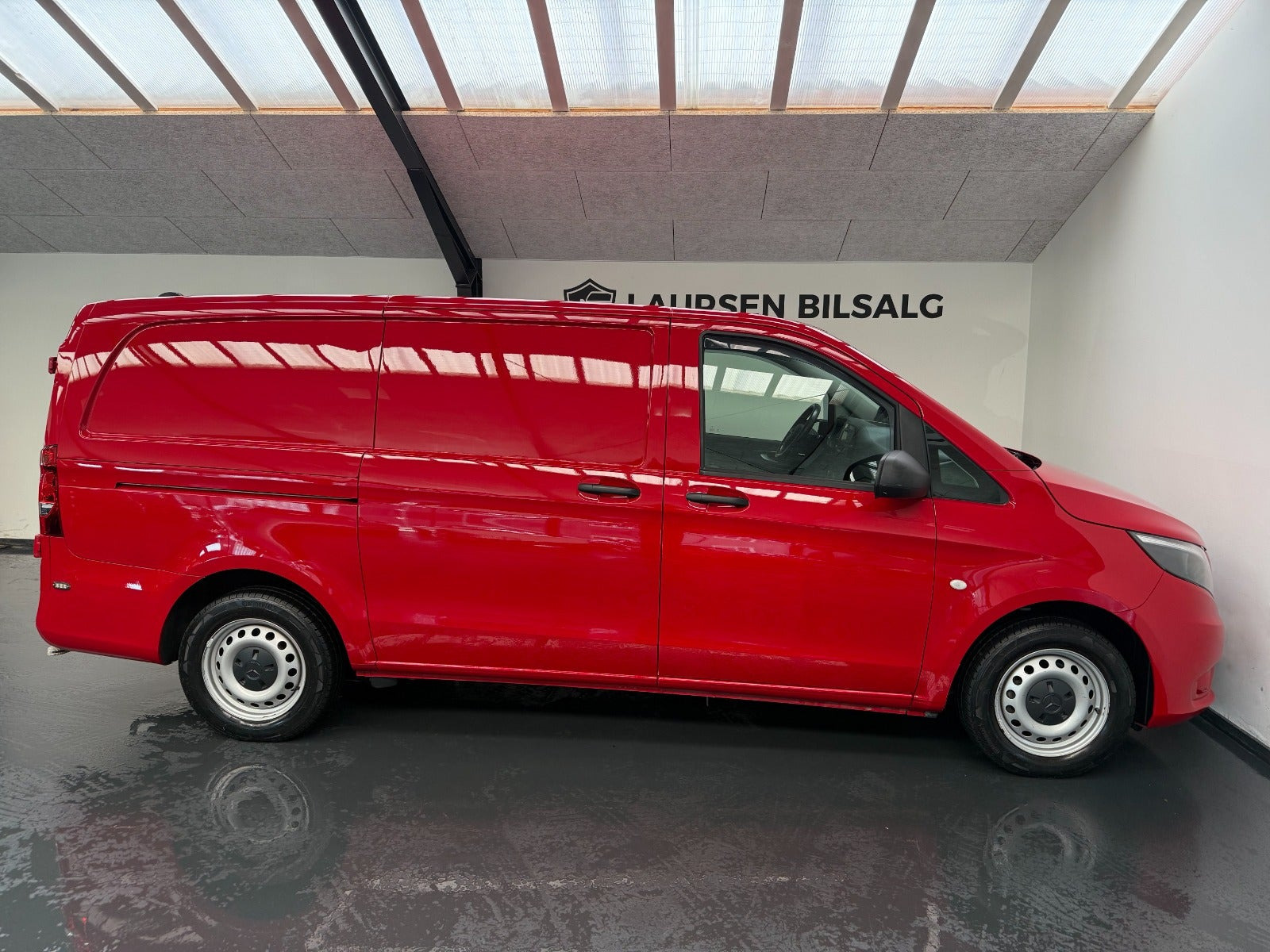 Rød Mercedes Vito 114 fra 2022