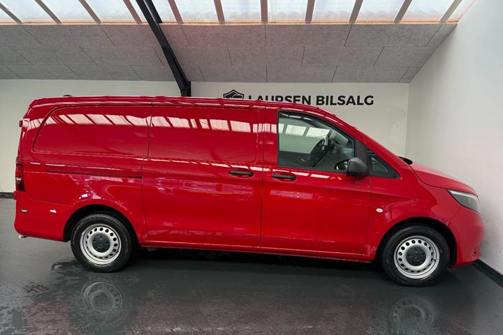 Rød Mercedes Vito 114 fra 2022
