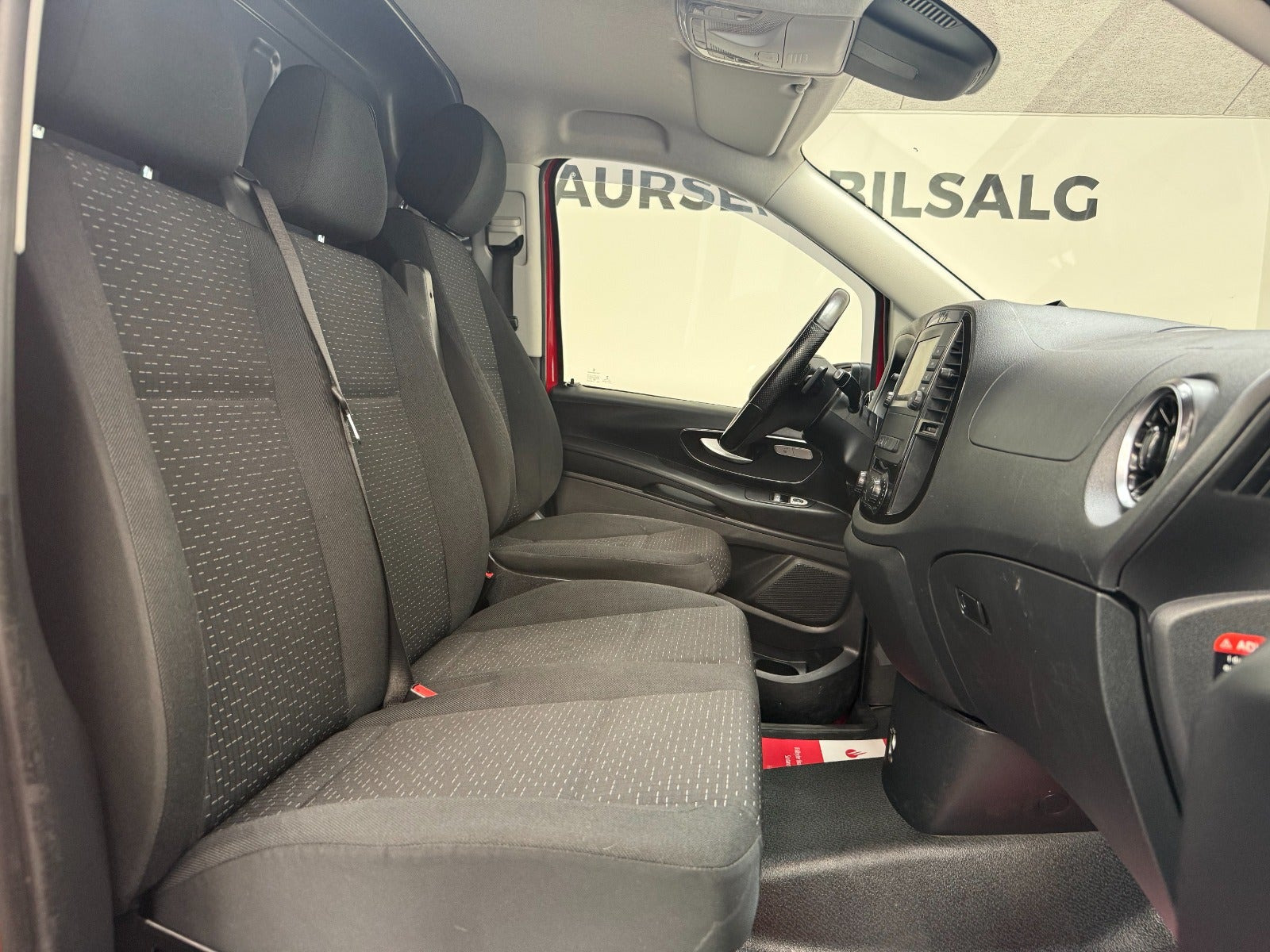Rød Mercedes Vito 114 fra 2022