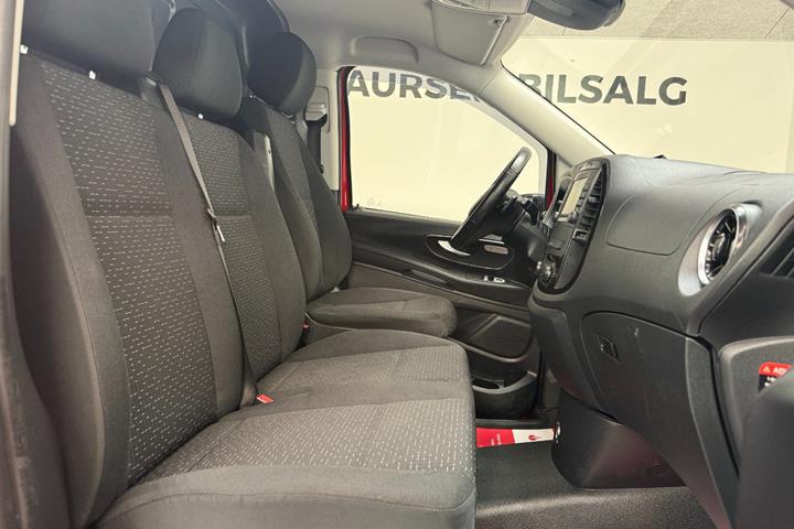 Rød Mercedes Vito 114 fra 2022