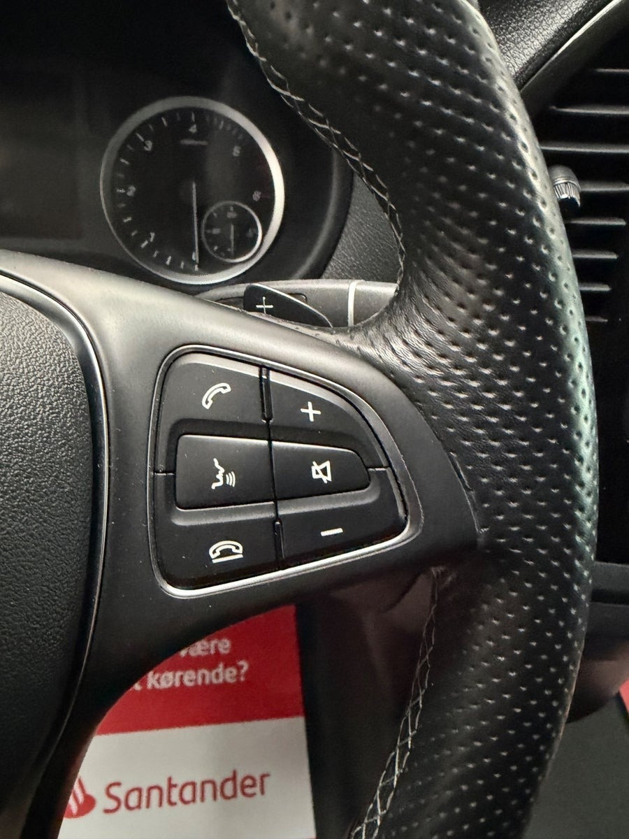 Rød Mercedes Vito 114 fra 2022