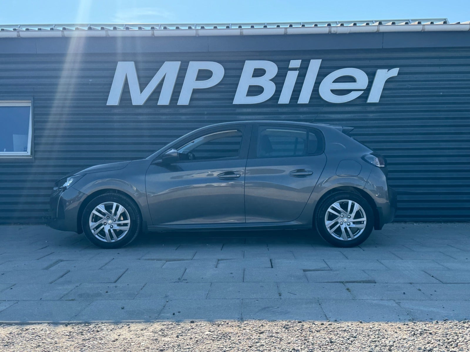 Grå Peugeot 208 fra 2020
