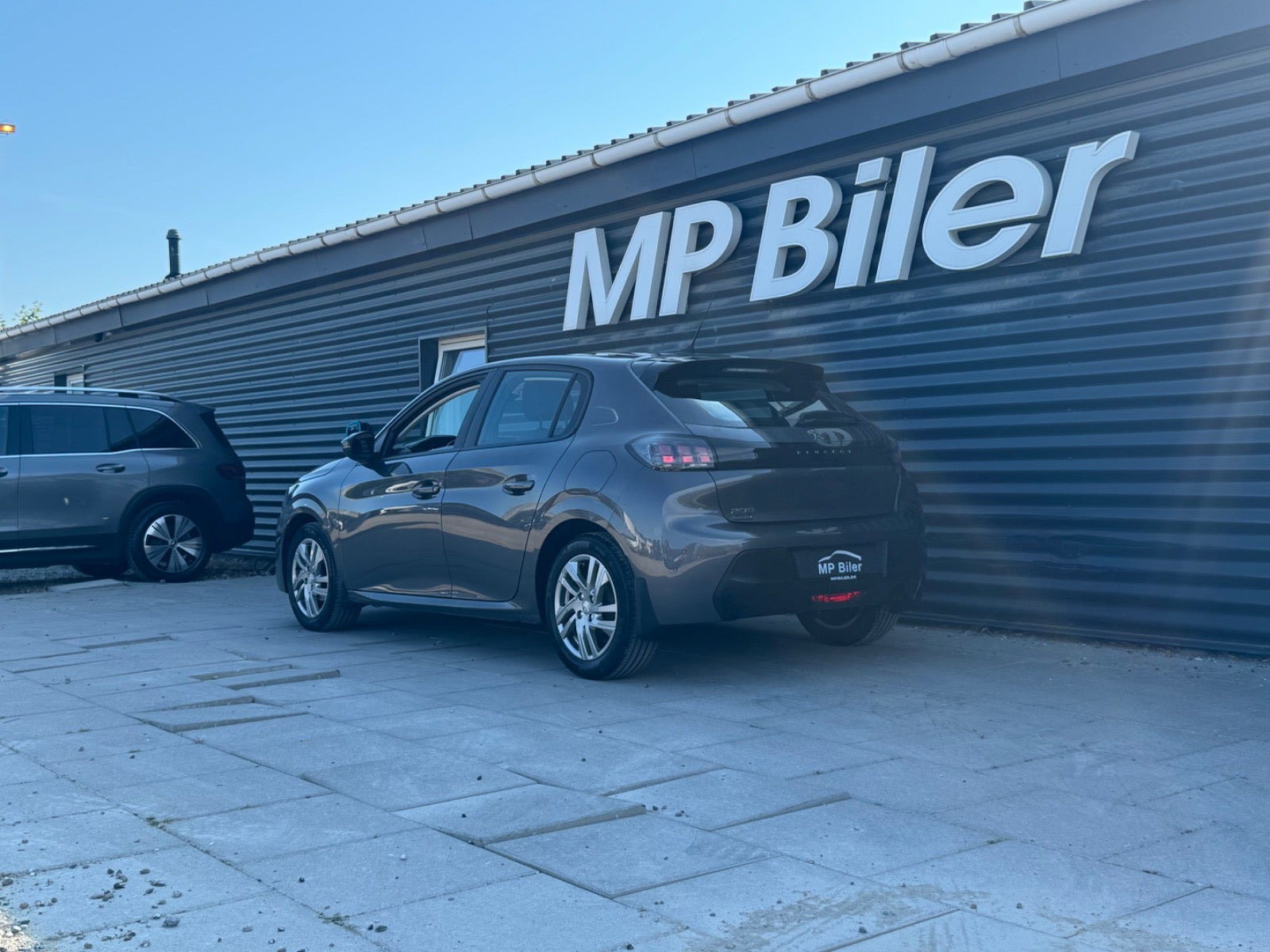 Grå Peugeot 208 fra 2020