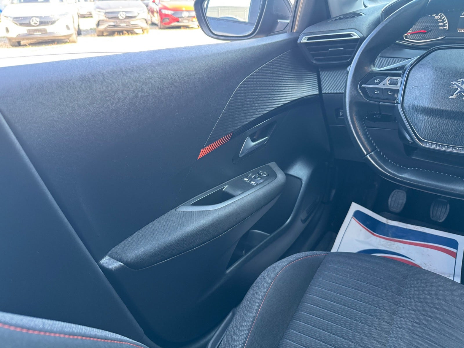 Grå Peugeot 208 fra 2020