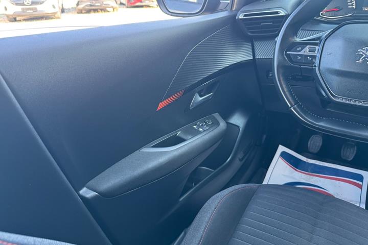 Grå Peugeot 208 fra 2020