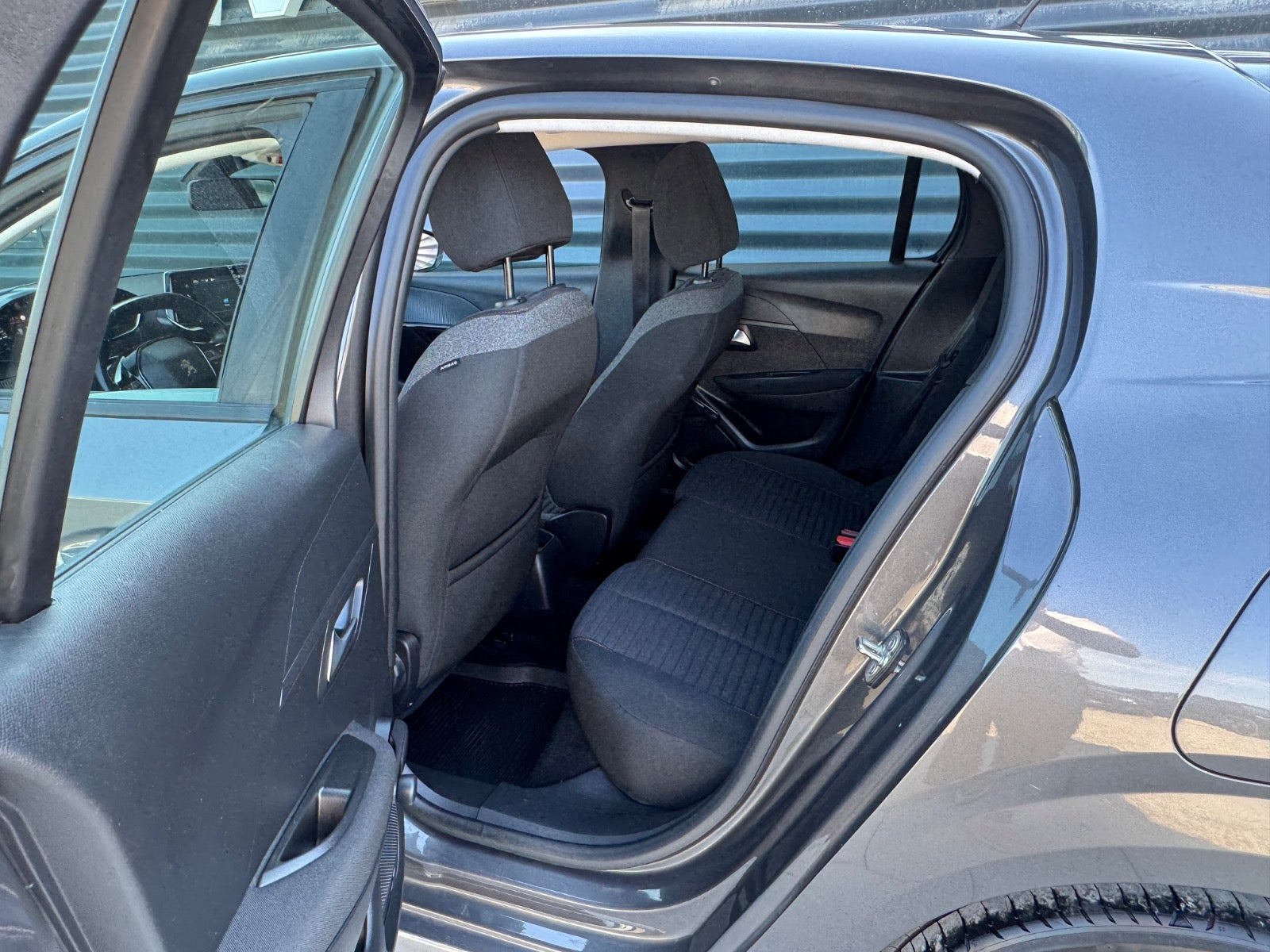 Grå Peugeot 208 fra 2020