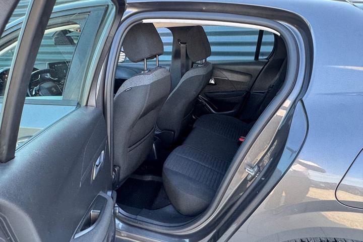 Grå Peugeot 208 fra 2020