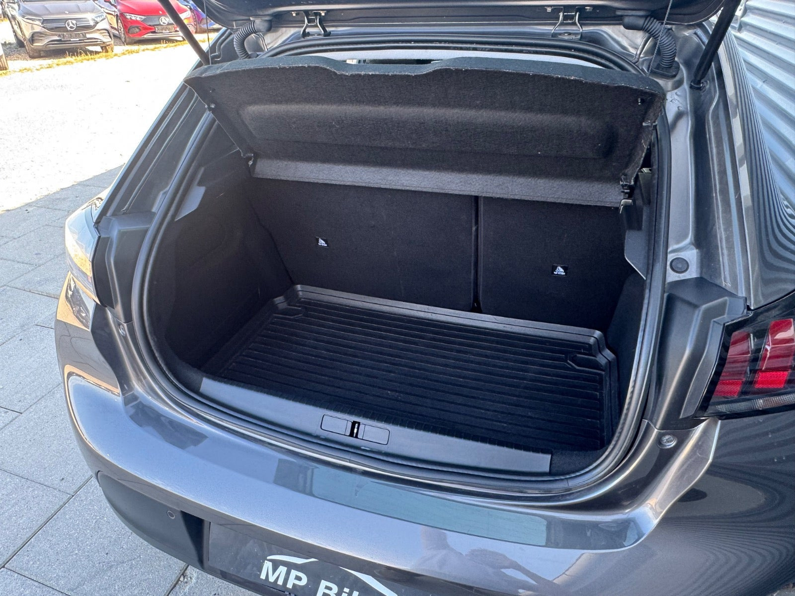 Grå Peugeot 208 fra 2020