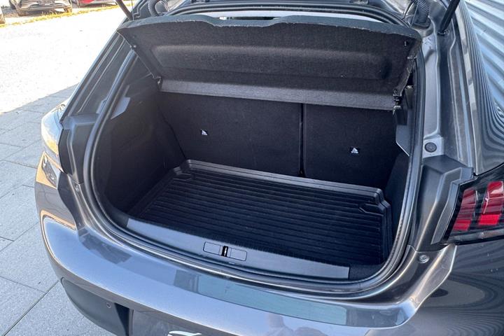 Grå Peugeot 208 fra 2020