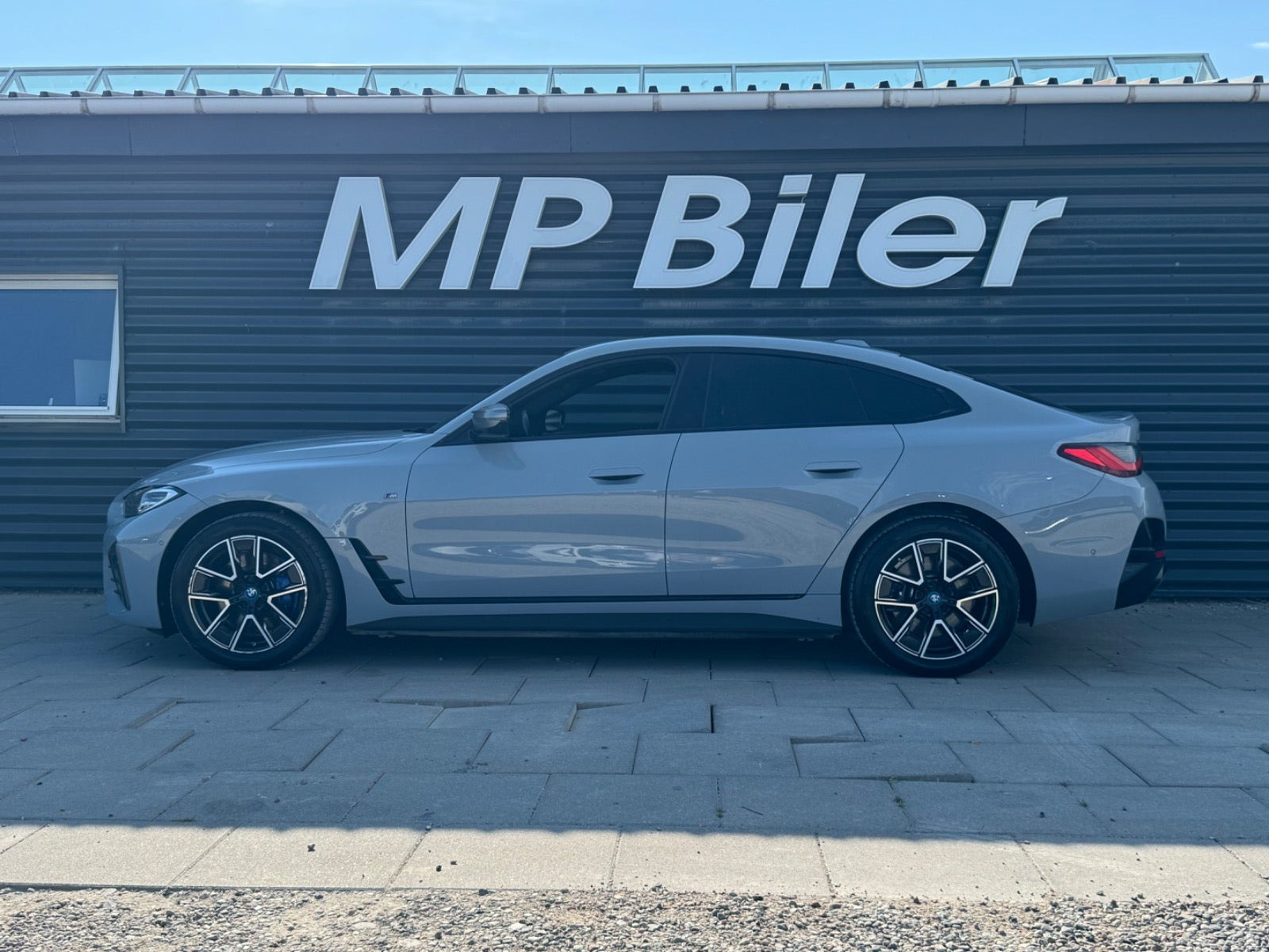 Grå BMW i4 fra 2024