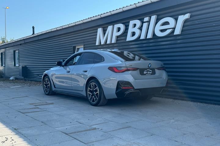 Grå BMW i4 fra 2024