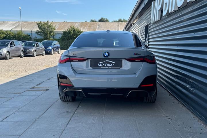 Grå BMW i4 fra 2024