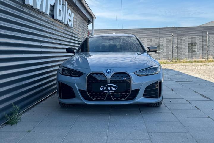 Grå BMW i4 fra 2024