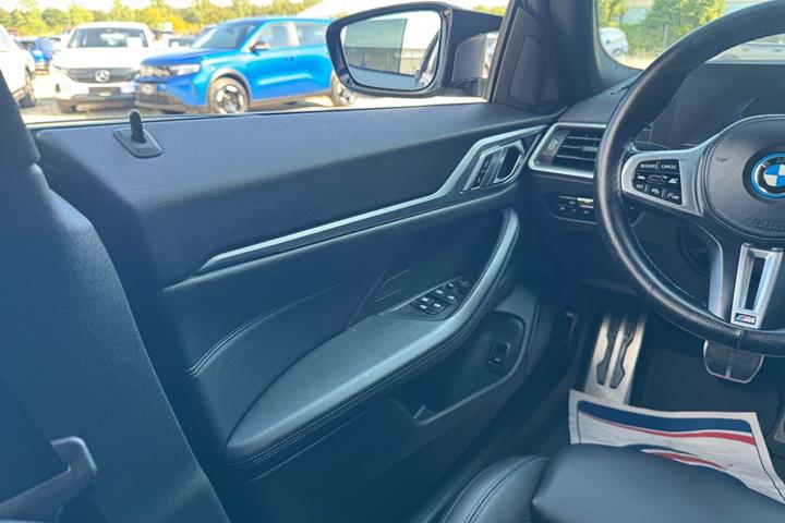 Grå BMW i4 fra 2024