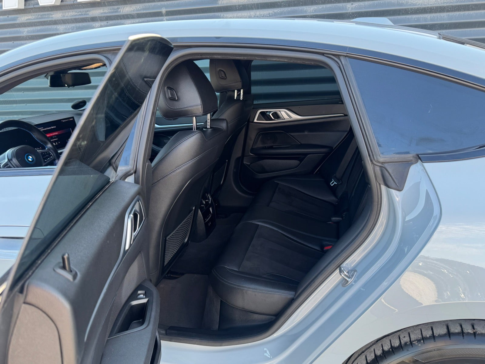 Grå BMW i4 fra 2024