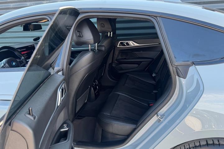 Grå BMW i4 fra 2024