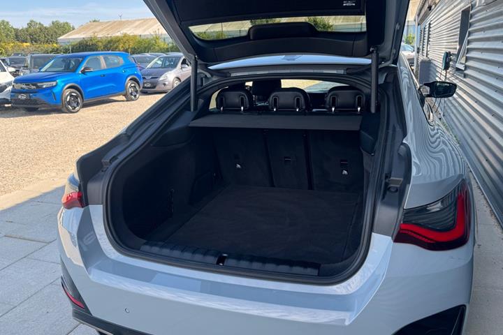Grå BMW i4 fra 2024