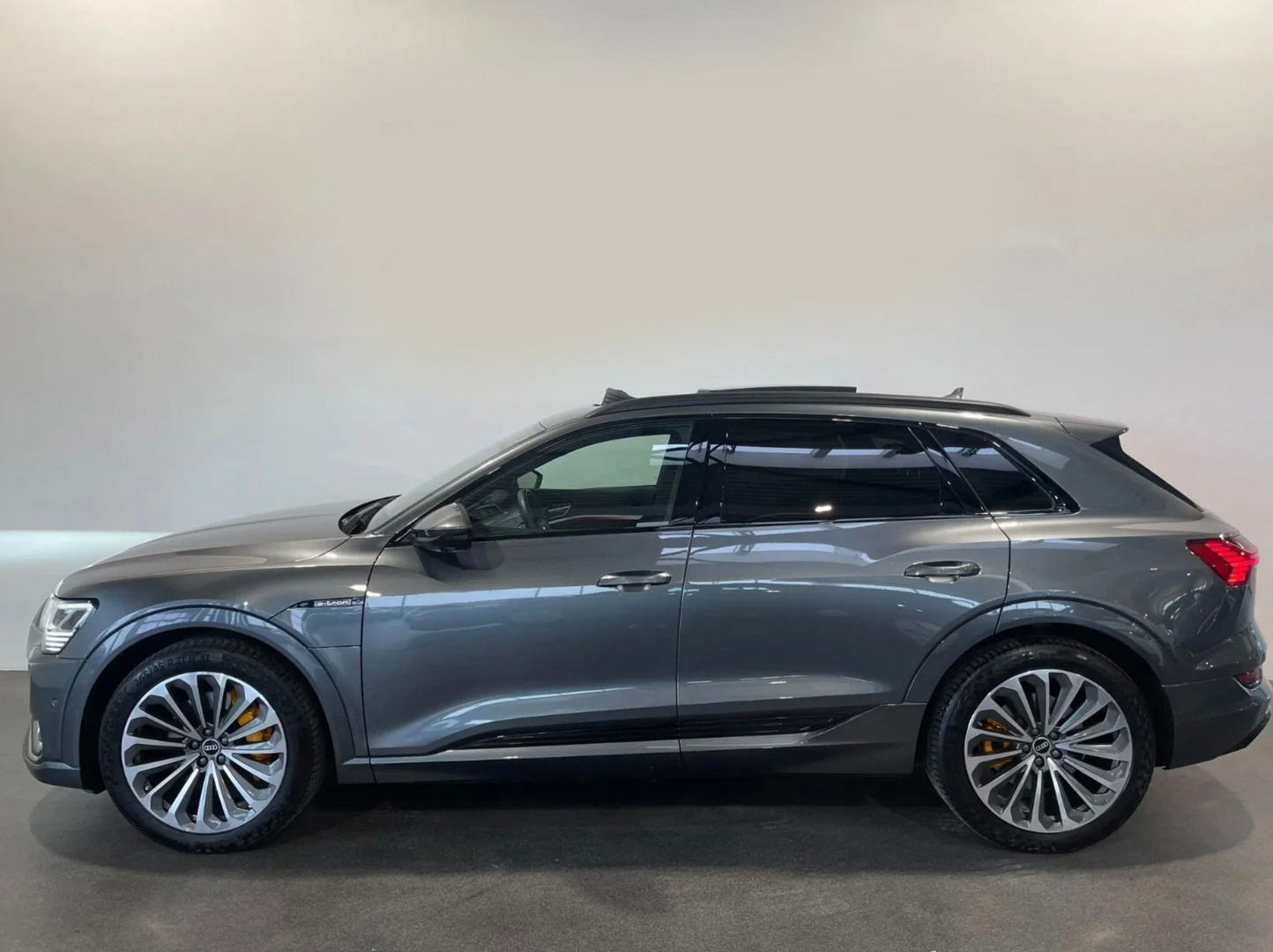 Grå Audi e-tron fra 2021