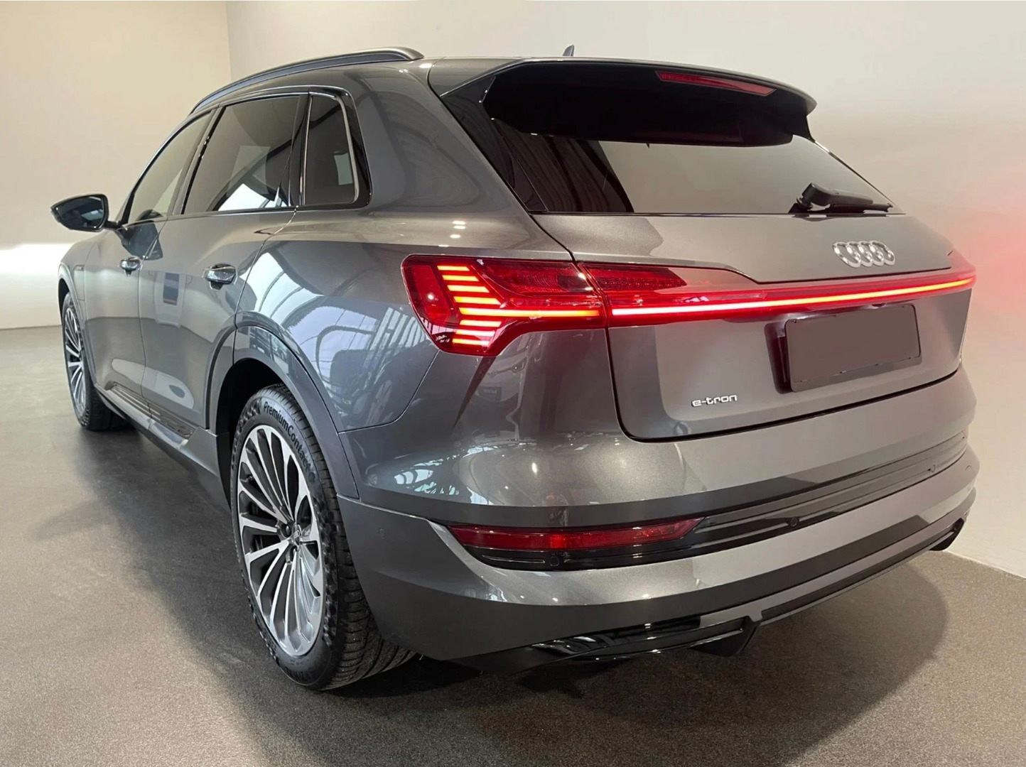 Grå Audi e-tron fra 2021